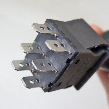 کلید کلنگی 3 حالته 6 پایه 250 ولت 16 آمپر با کاور پلاستیکی