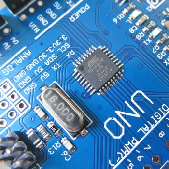 برد آردوینو Uno دارای پردازنده مرکزی ATmega328 و چیپ مبدل CH340G