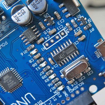 برد آردوینو Uno دارای پردازنده مرکزی ATmega328 و چیپ مبدل CH340G