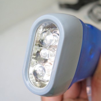 چراغ قوه هندلی با سه LED پرنور