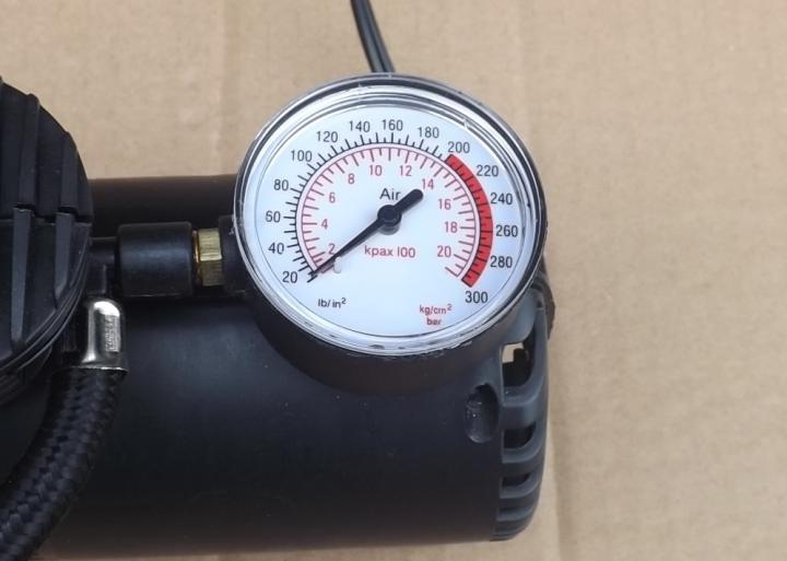 دستگاه پمپ باد فندکی ماشین دارای نمایشگر درجه تنظیم باد