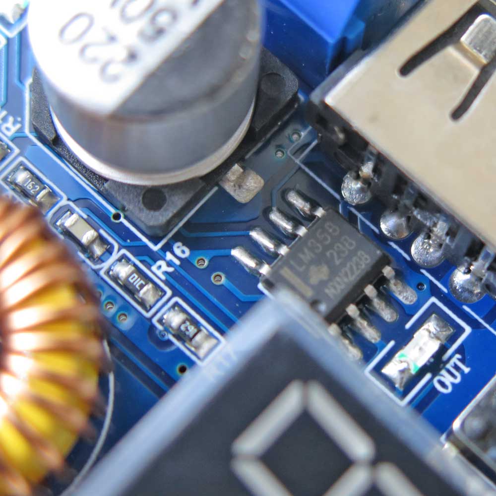ماژول رگولاتور DC به DC کاهنده 5 آمپر دارای نمایشگر و قابلیت تنظیم ولتاژ و جریان خروجی